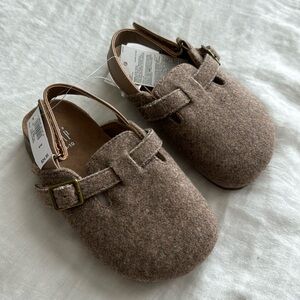Gap kids 9-10 brown clogs